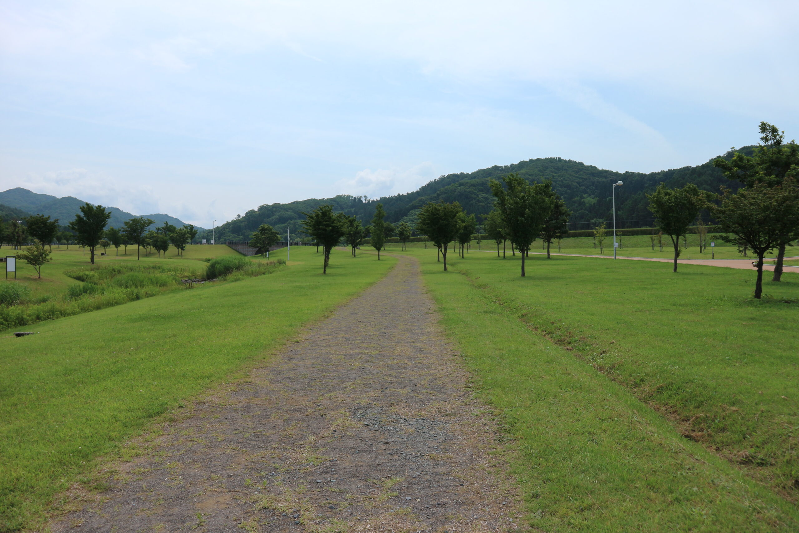 ウッドチップと砂利の混じった走路